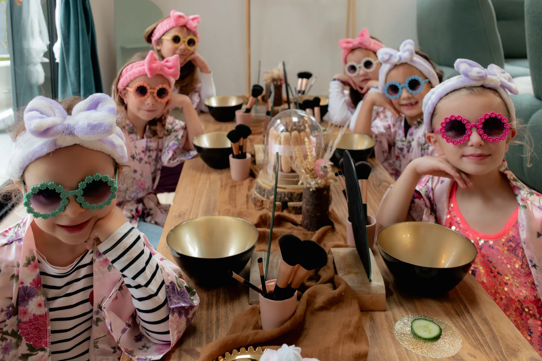 Atelier spa enfants autour d'une table pour un anniversaire