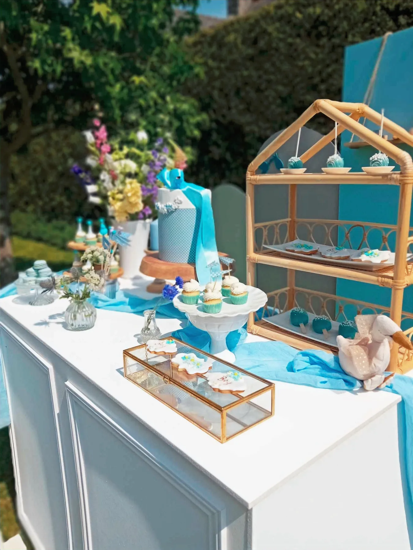 Sweet table de baby shower dans les tons bleus