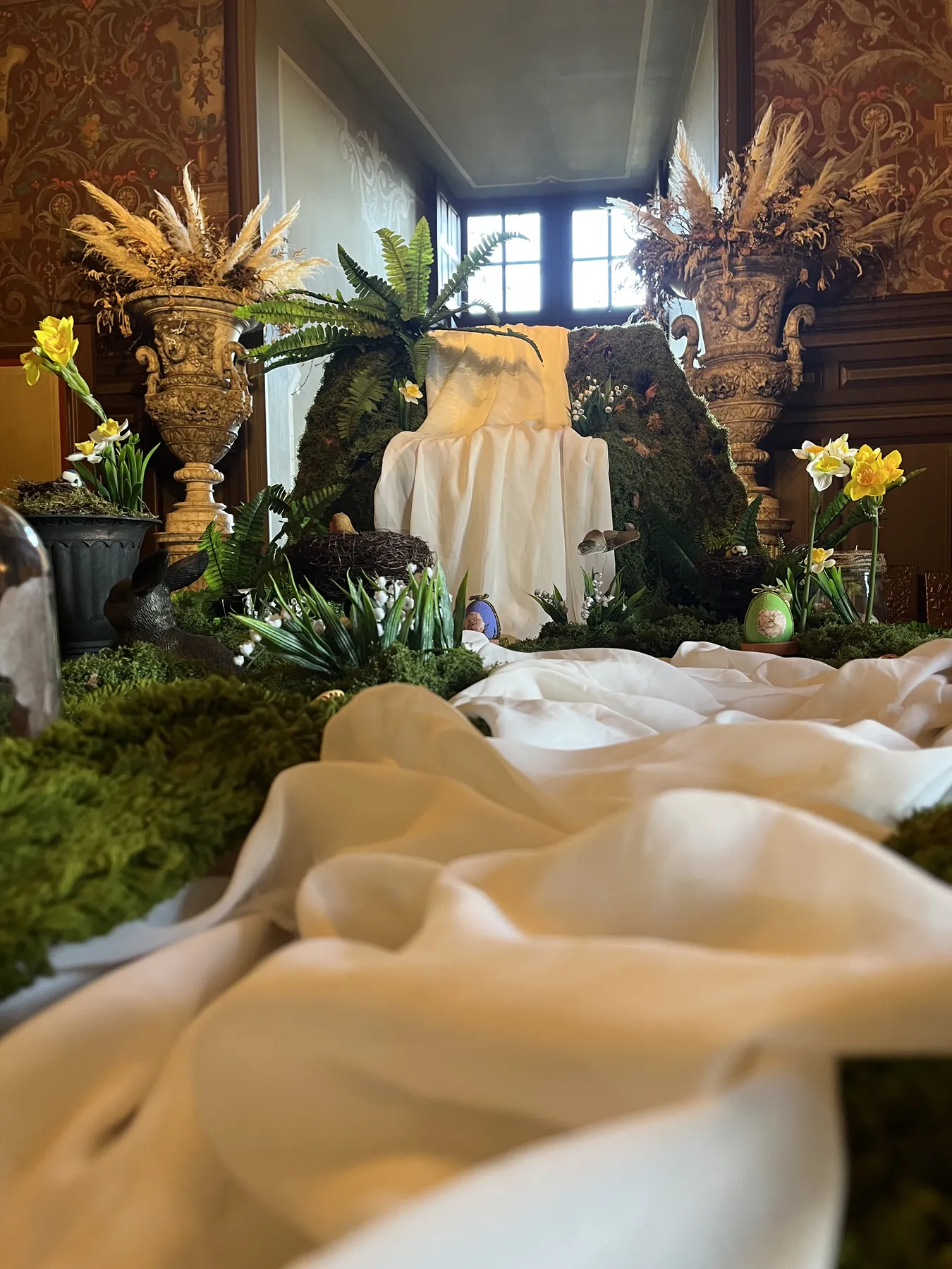 Scénographie florale immersive, moss et pampas dans un salon de château