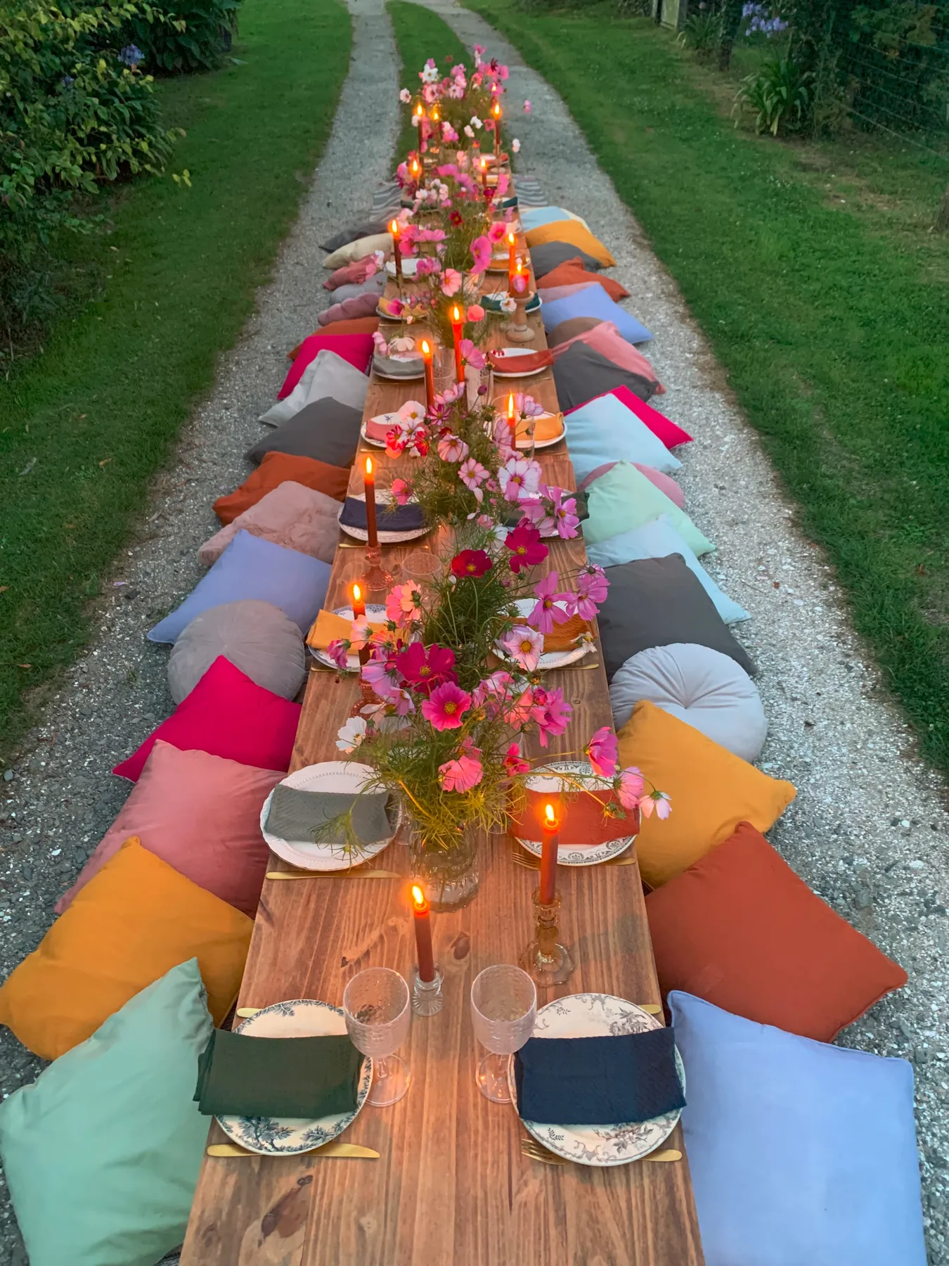 Grande tablée extérieure avec coussins colorés