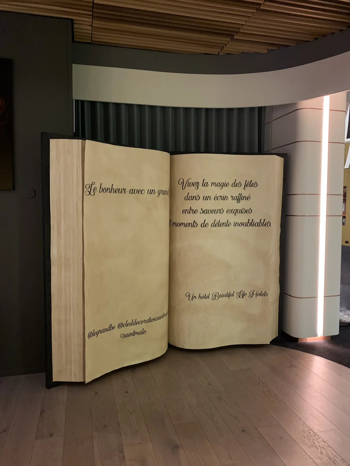 Décor géant en forme de livre pour un évènement commercial chez Cultura