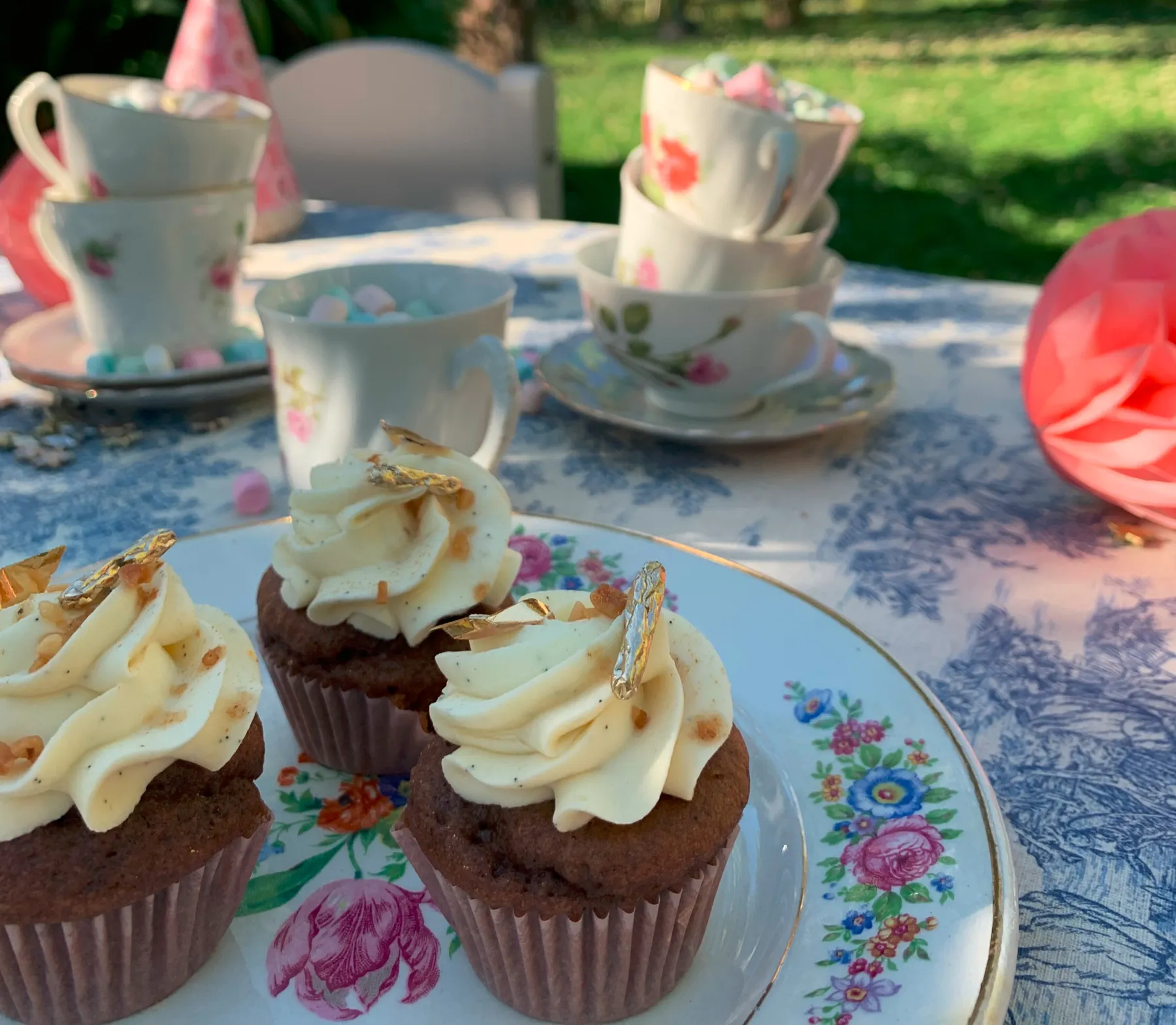 Cupcakes et tasses vintage sur une table de jardin