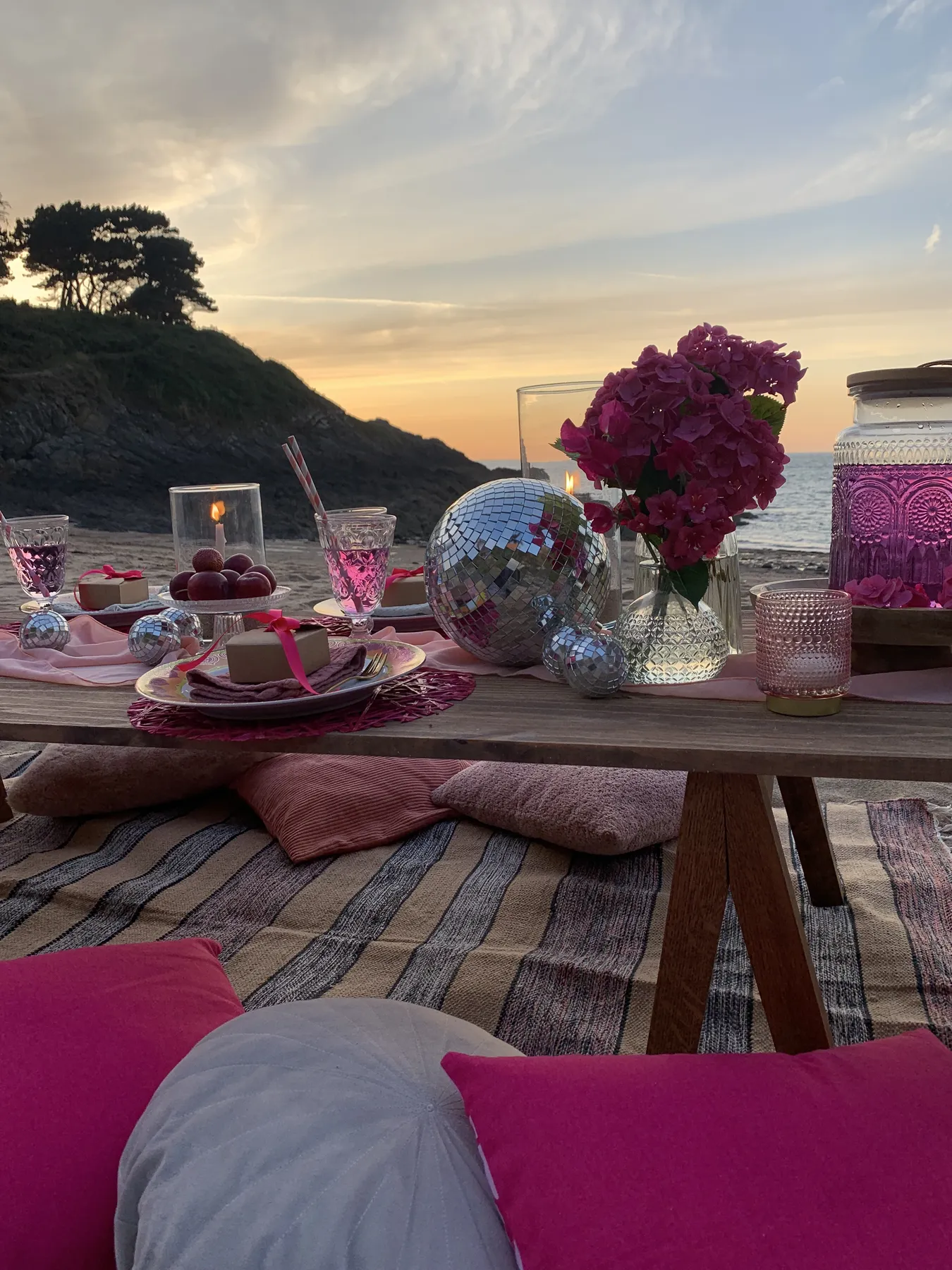 Table de pique-nique fleurie face au coucher de soleil à Cancale