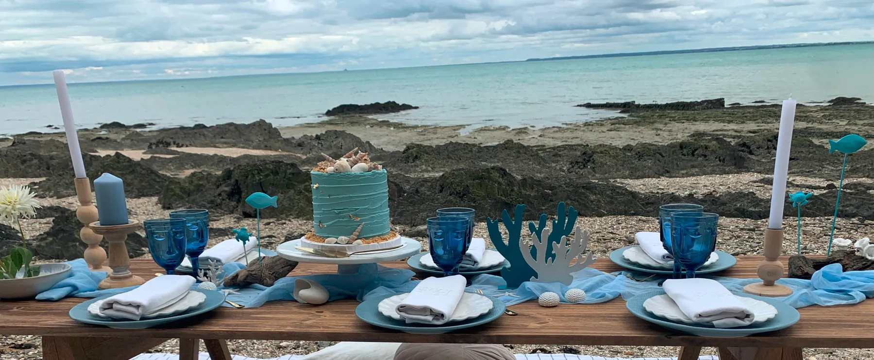 Table bleue sur la plage de Cancale