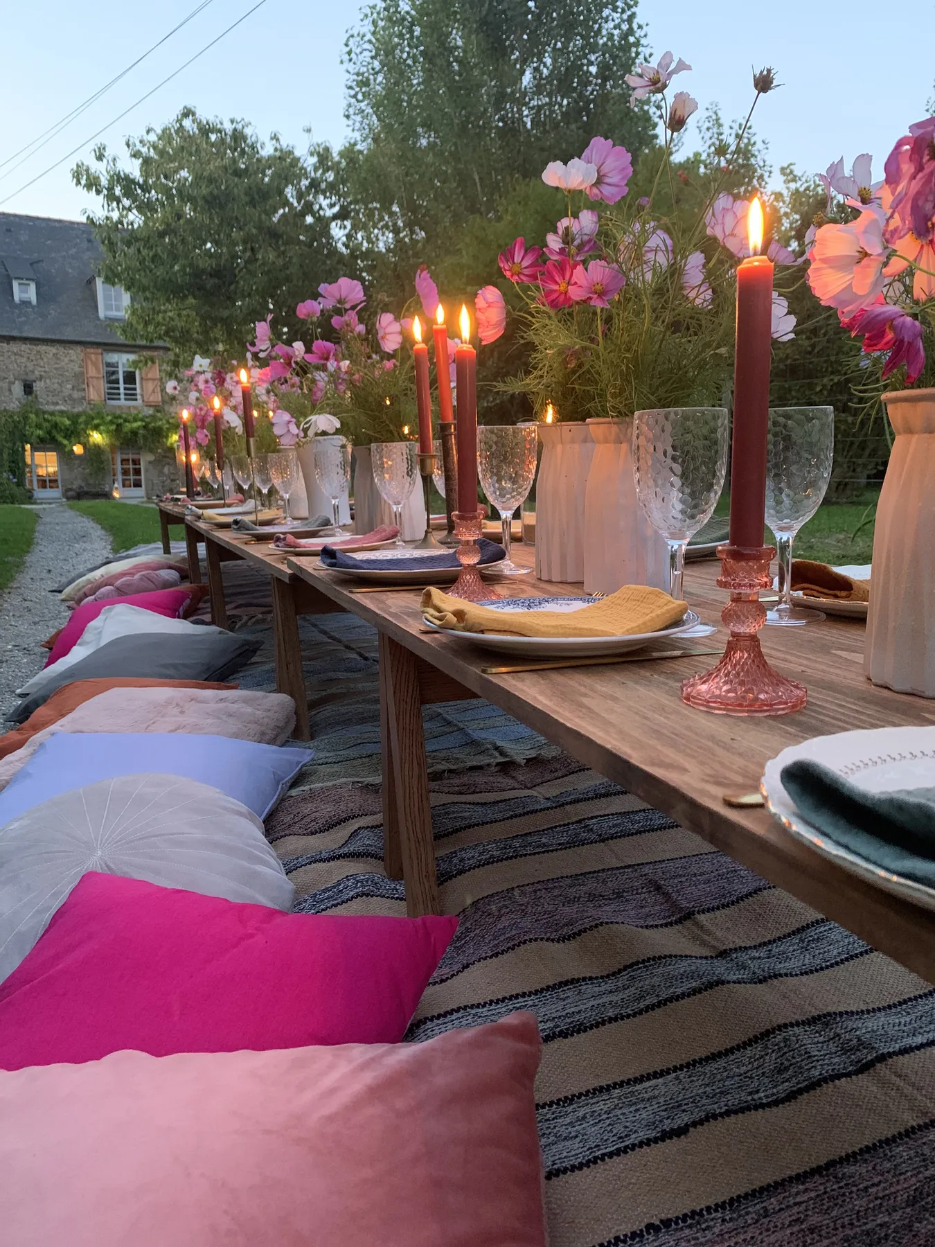 Pique-nique de soirée avec guirlandes lumineuses et fleurs