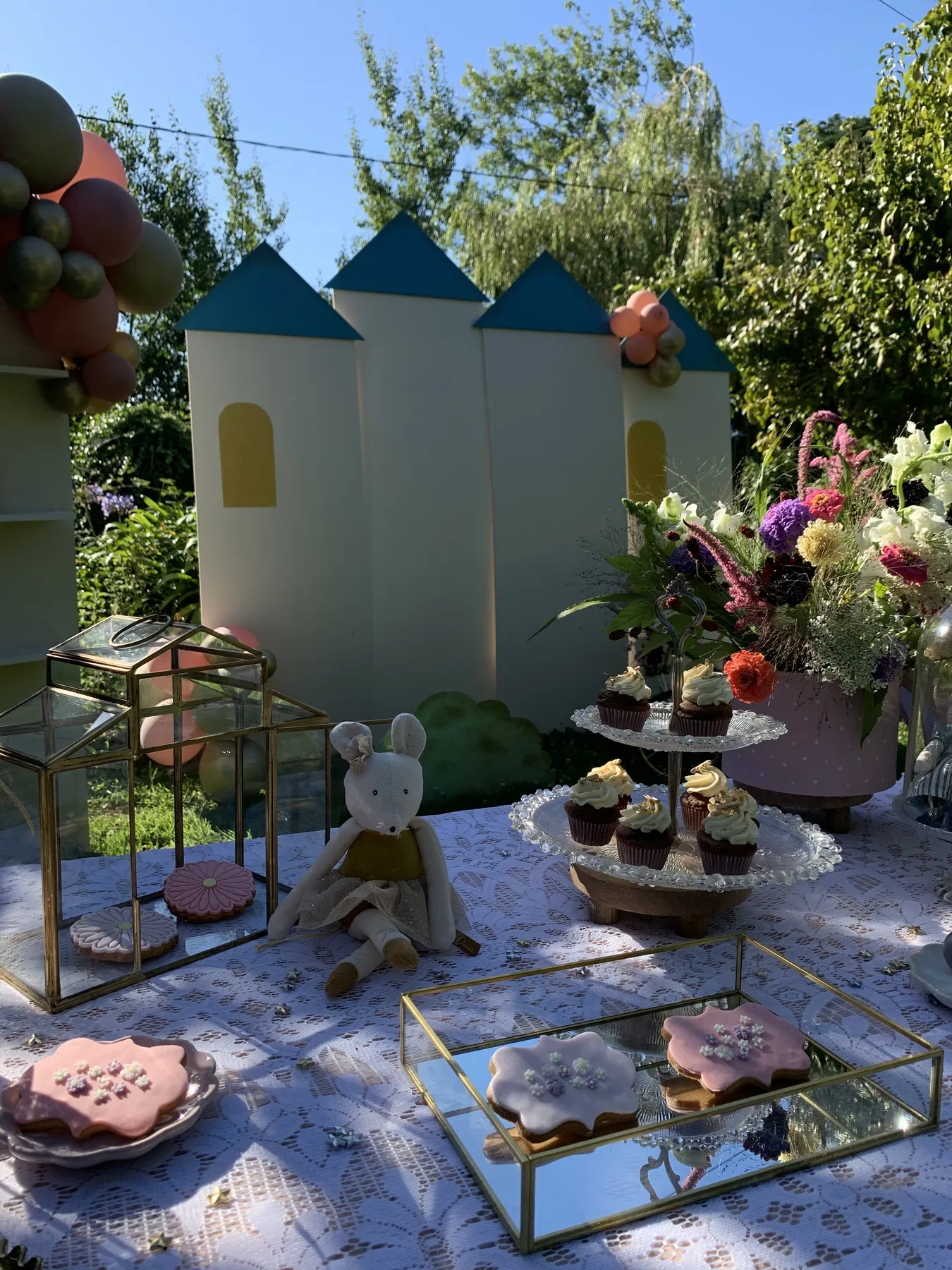 Table dressée au jardin